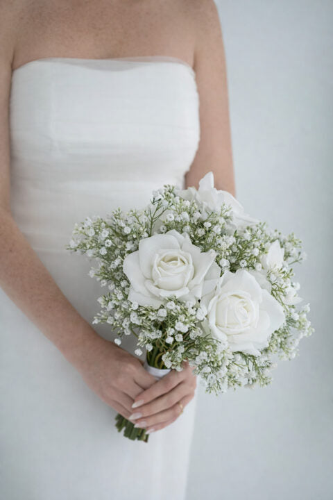 White bouquest pic bride