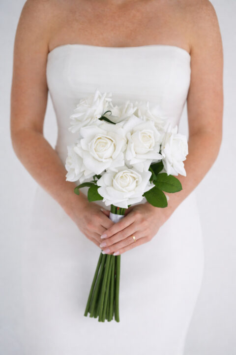 White bouquest with bride